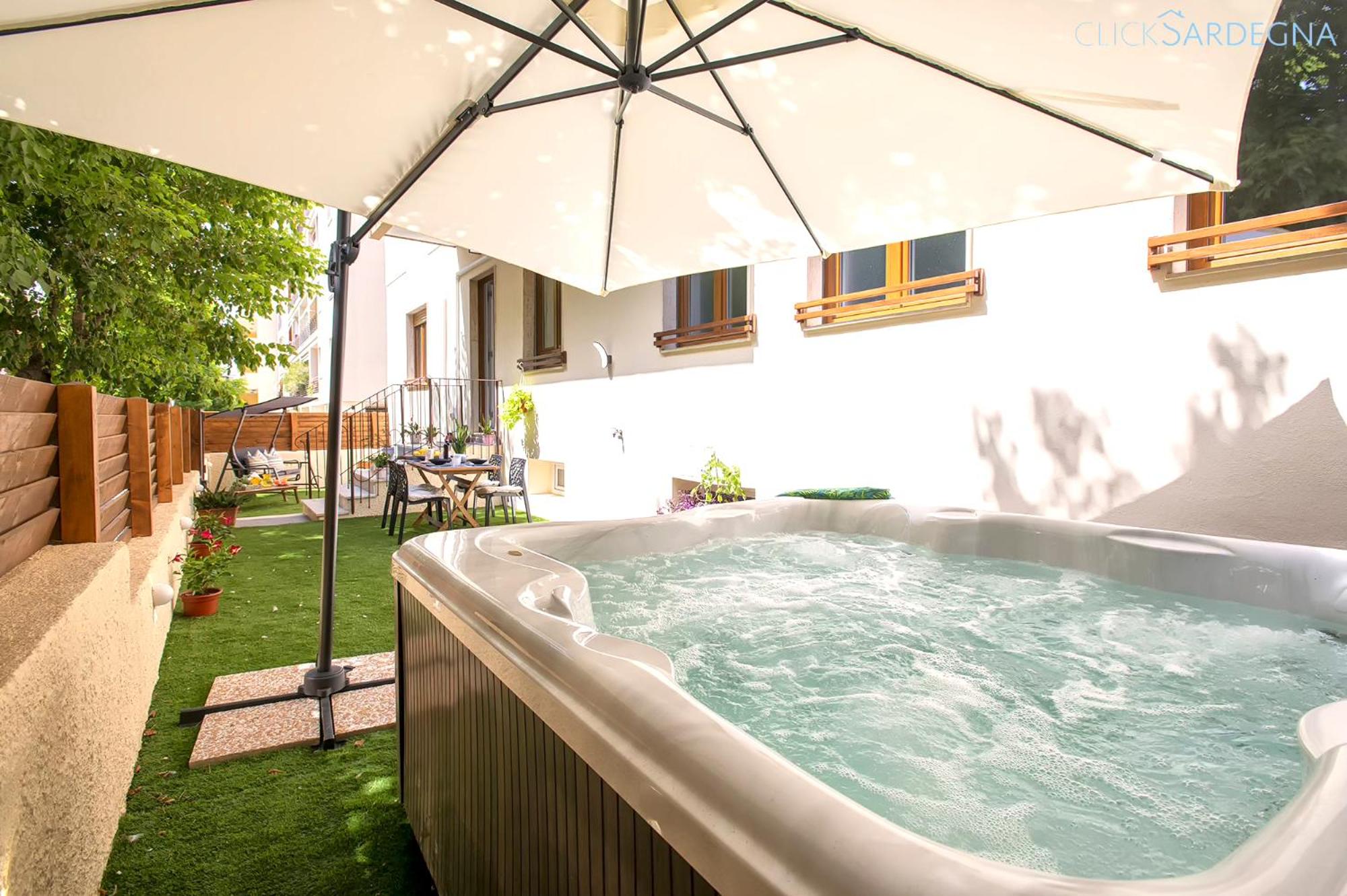 HiddenGarden apartment with garden and jacuzzi in the center of the city of Alghero