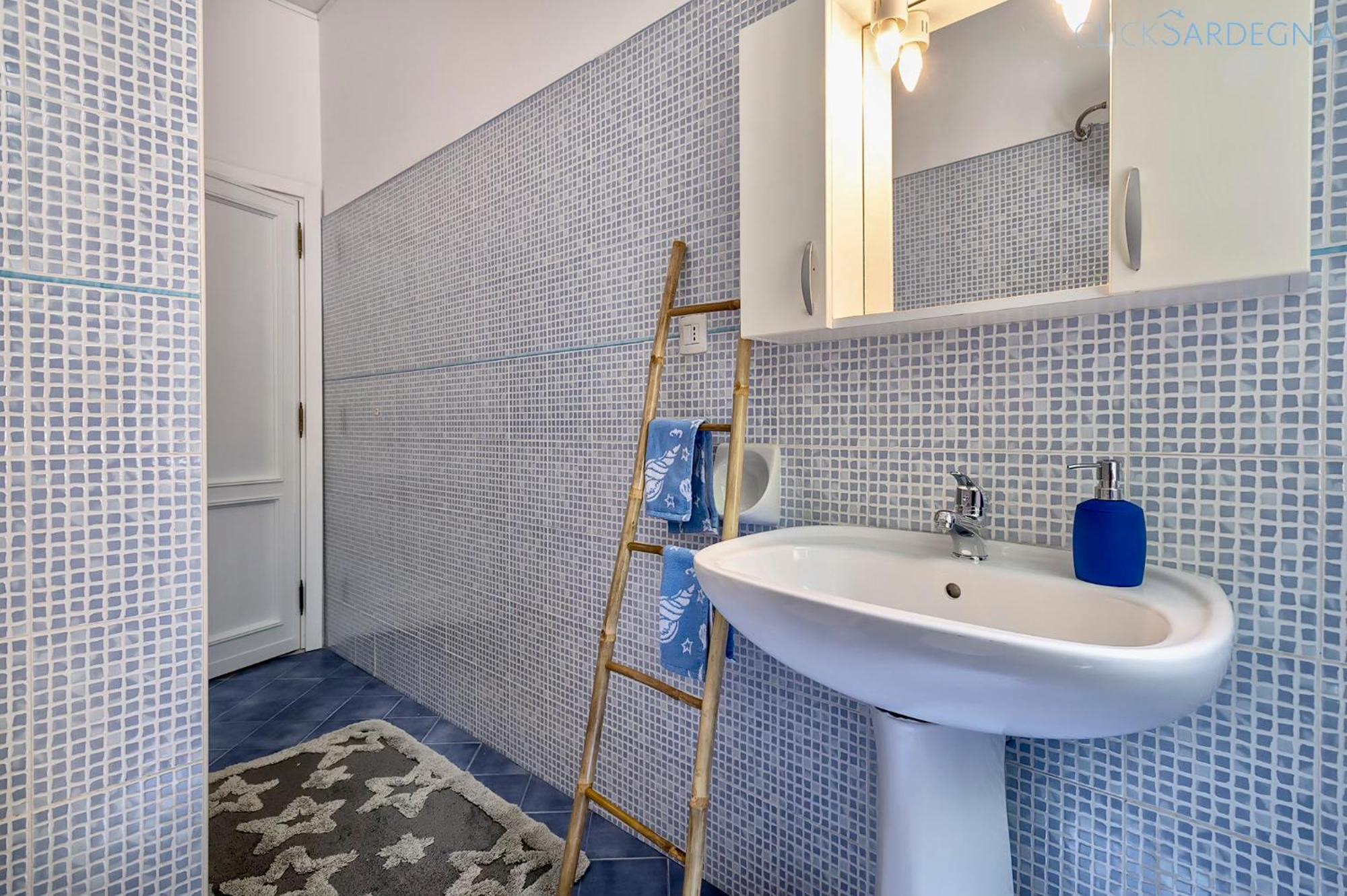HiddenGarden apartment with garden and jacuzzi in the center of the city of Alghero