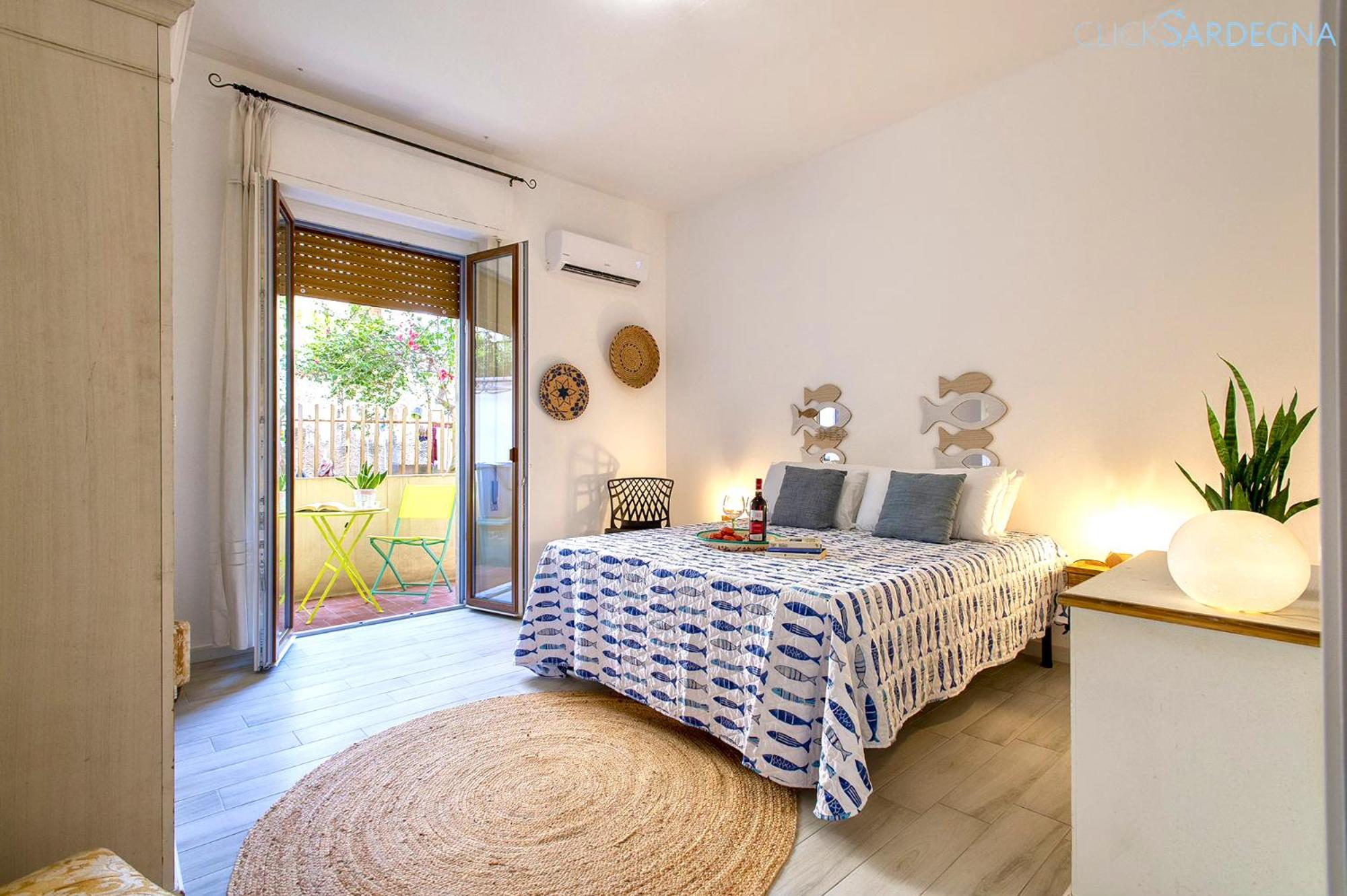 HiddenGarden apartment with garden and jacuzzi in the center of the city of Alghero