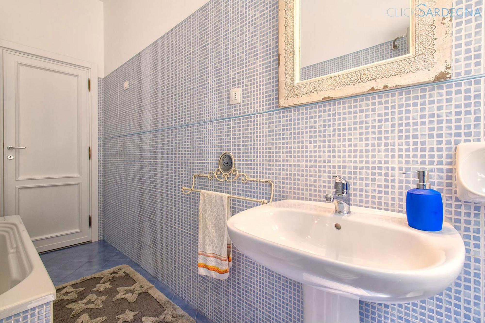 HiddenGarden apartment with garden and jacuzzi in the center of the city of Alghero