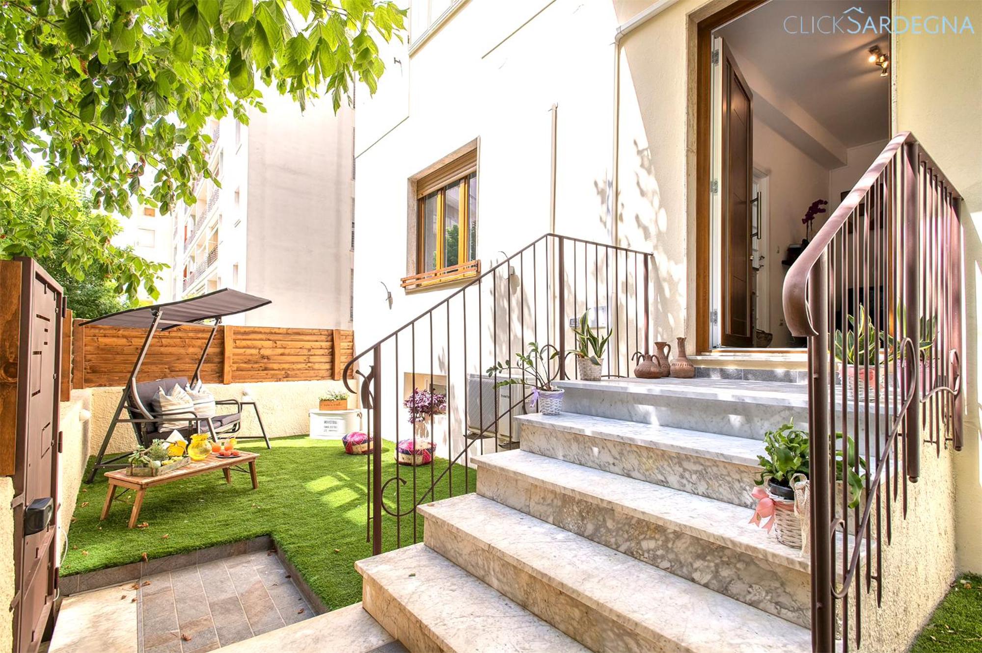 HiddenGarden apartment with garden and jacuzzi in the center of the city of Alghero