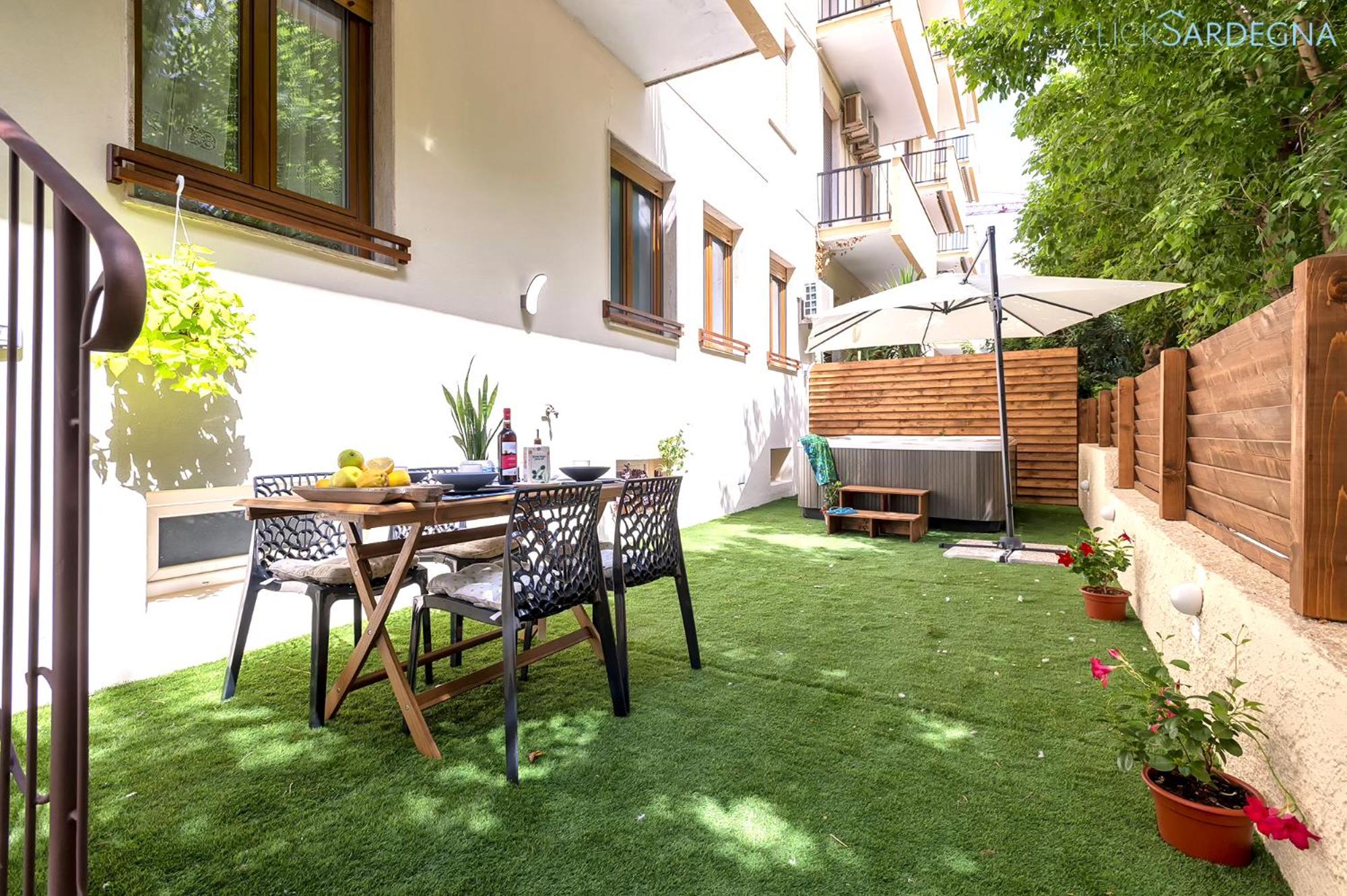 HiddenGarden apartment with garden and jacuzzi in the center of the city of Alghero