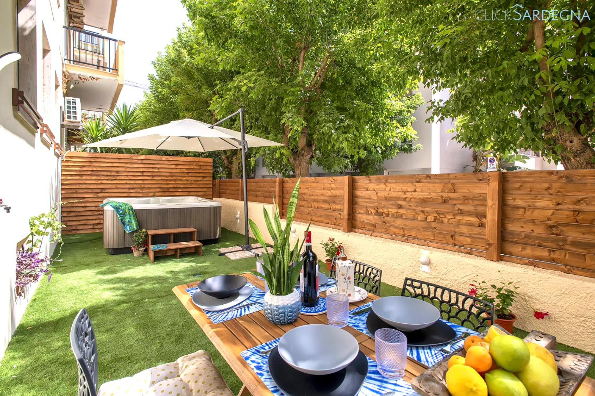 HiddenGarden apartment with garden and jacuzzi in the center of the city of Alghero