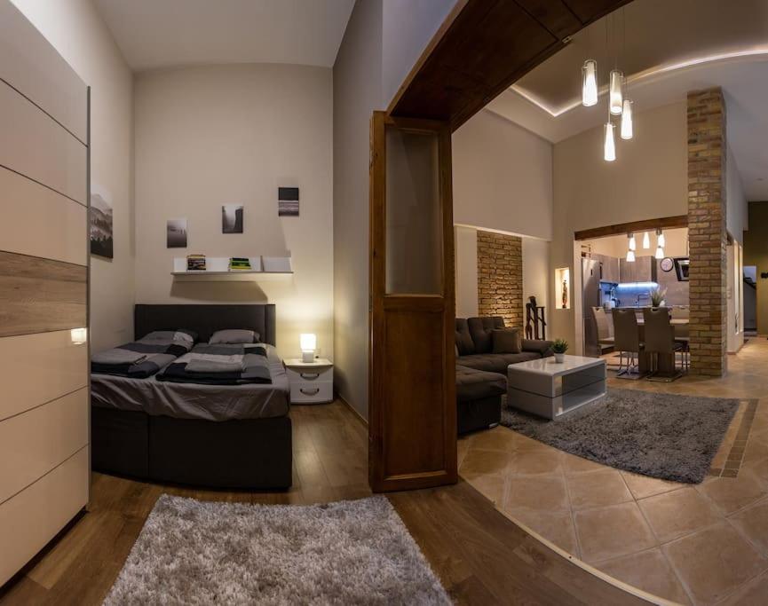 Quiet and Stylish City Park Flat