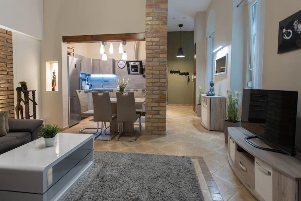 Quiet and Stylish City Park Flat