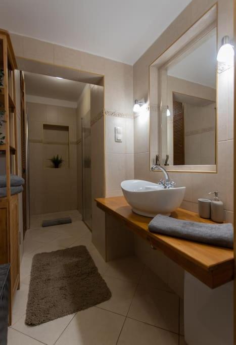 Quiet and Stylish City Park Flat