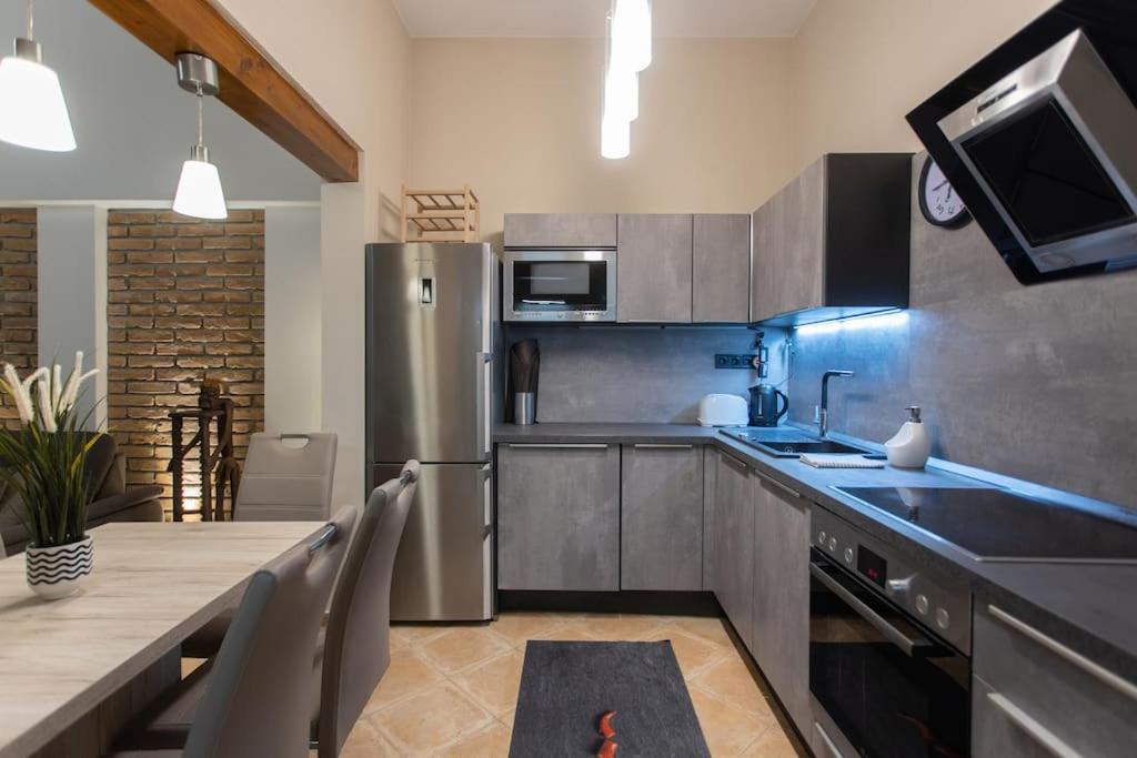 Quiet and Stylish City Park Flat