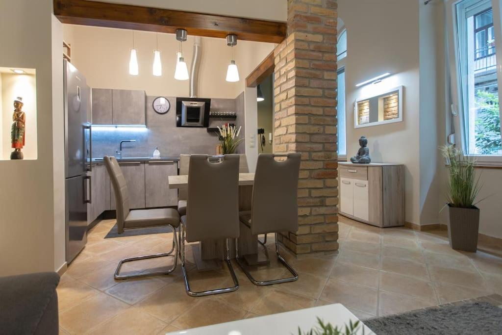 Quiet and Stylish City Park Flat