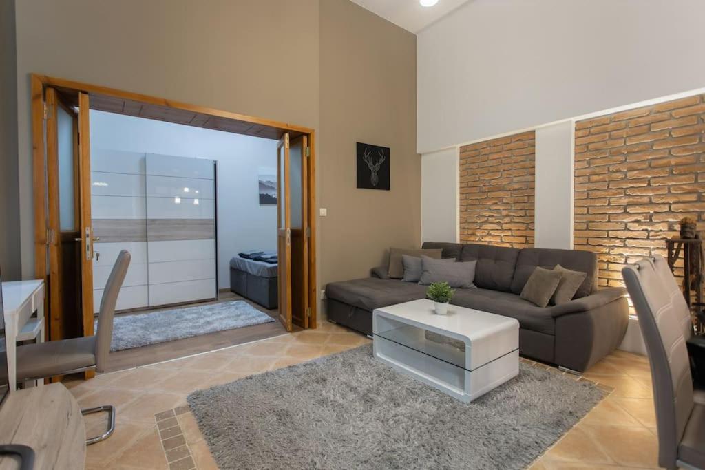 Quiet and Stylish City Park Flat