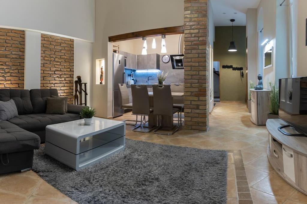 Quiet and Stylish City Park Flat