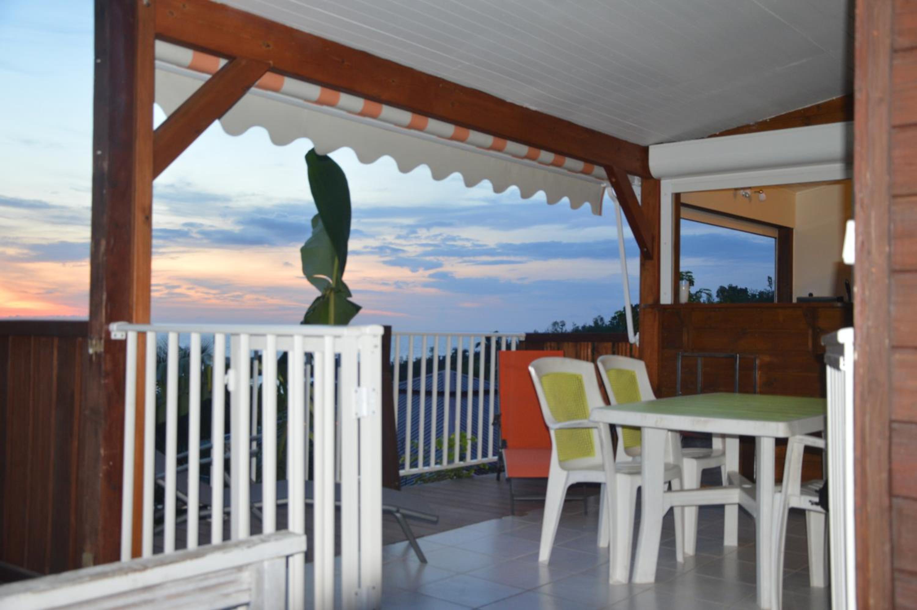 Bungalow confortable à Bouillante avec vue sur la mer view 2