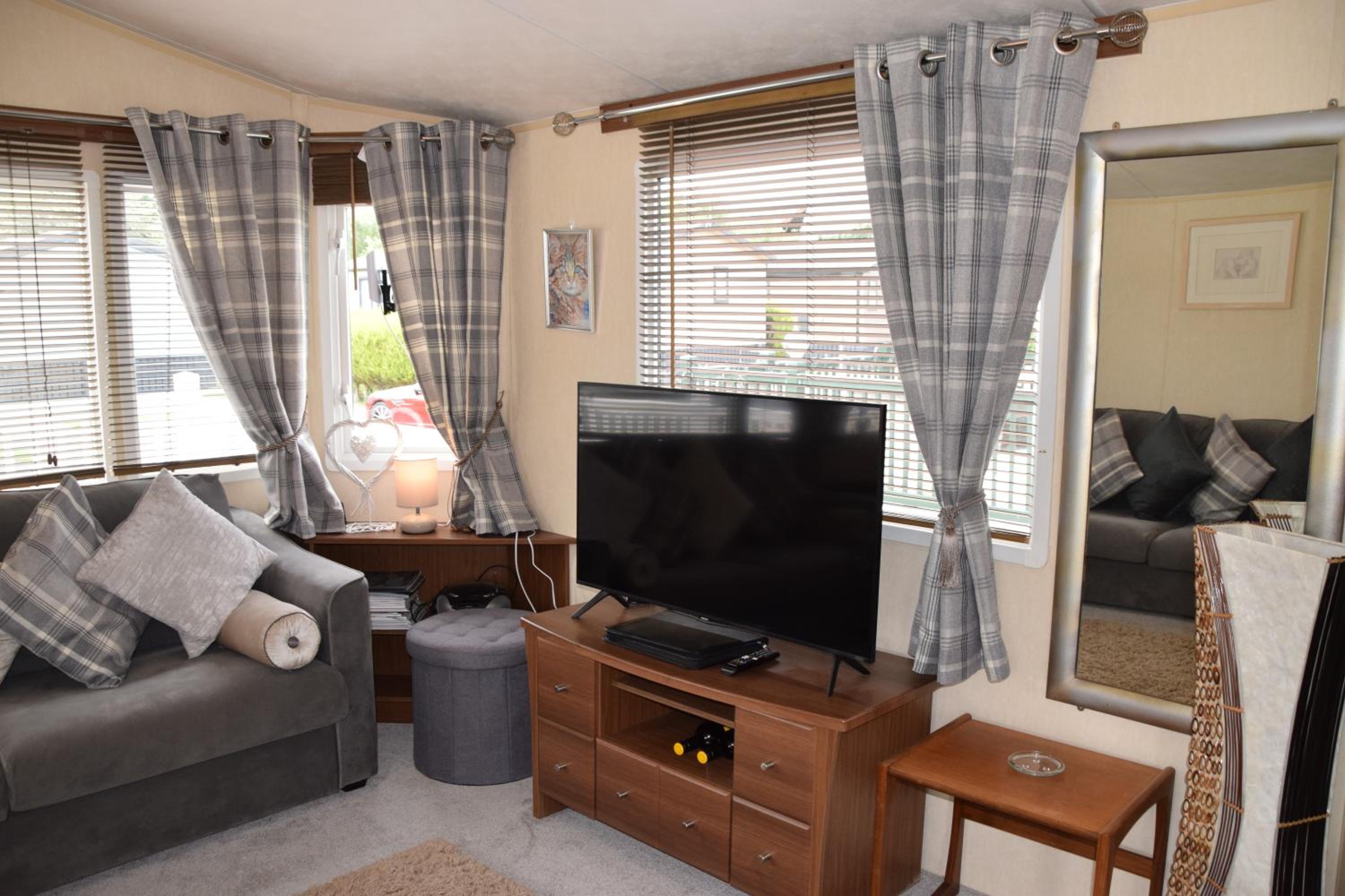 Poppy Lodge 45 Avon Park view 2