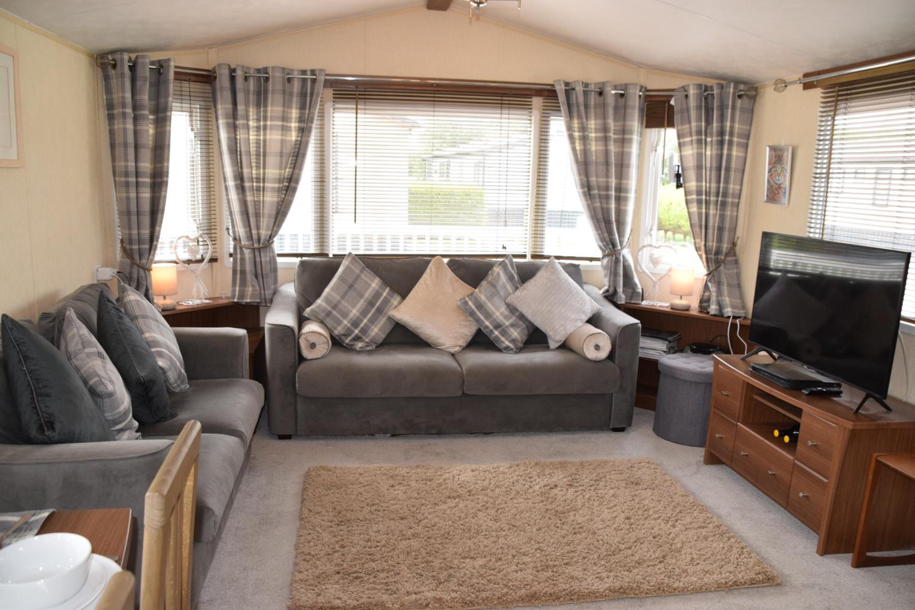 Poppy Lodge 45 Avon Park view 3