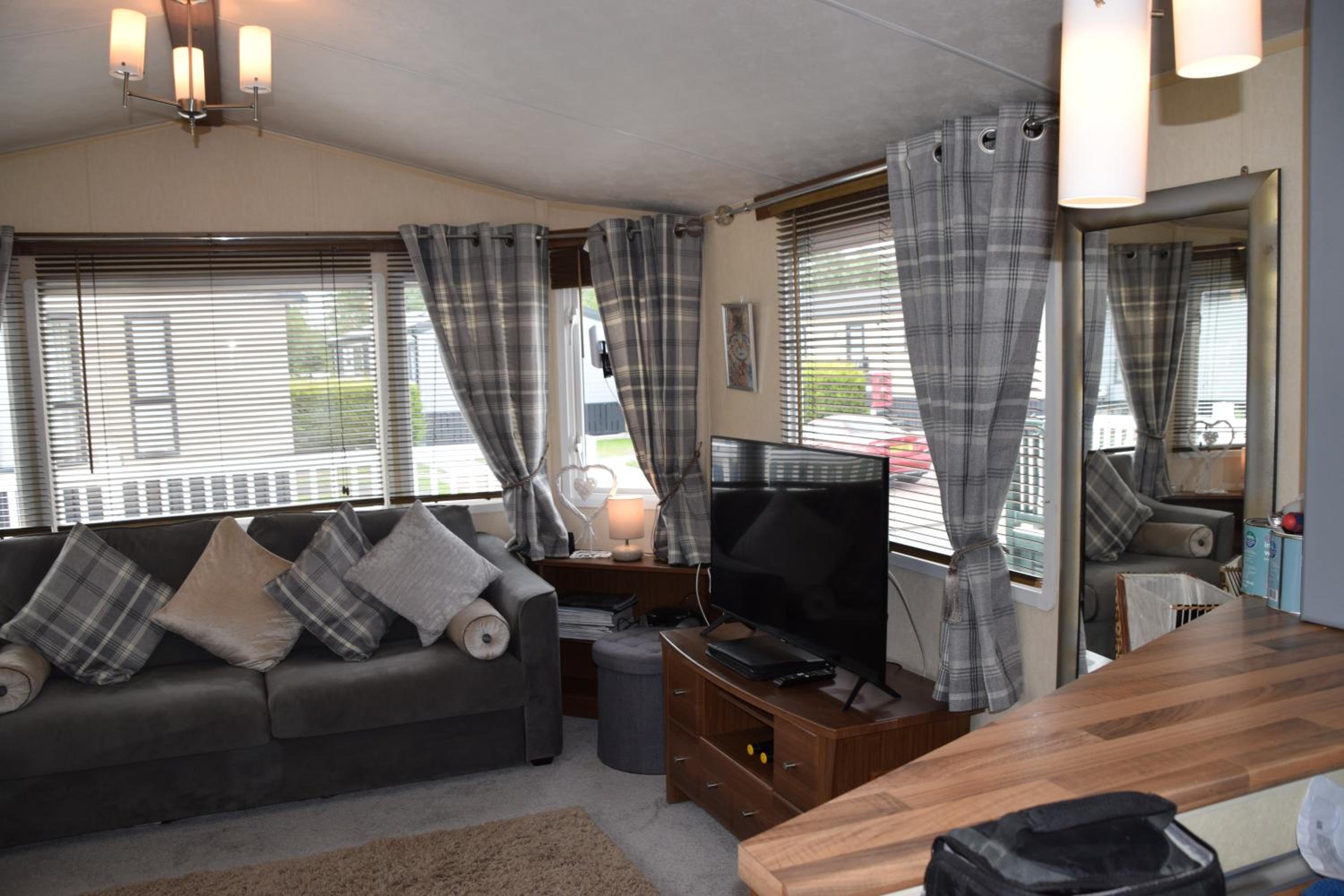 Poppy Lodge 45 Avon Park view 4