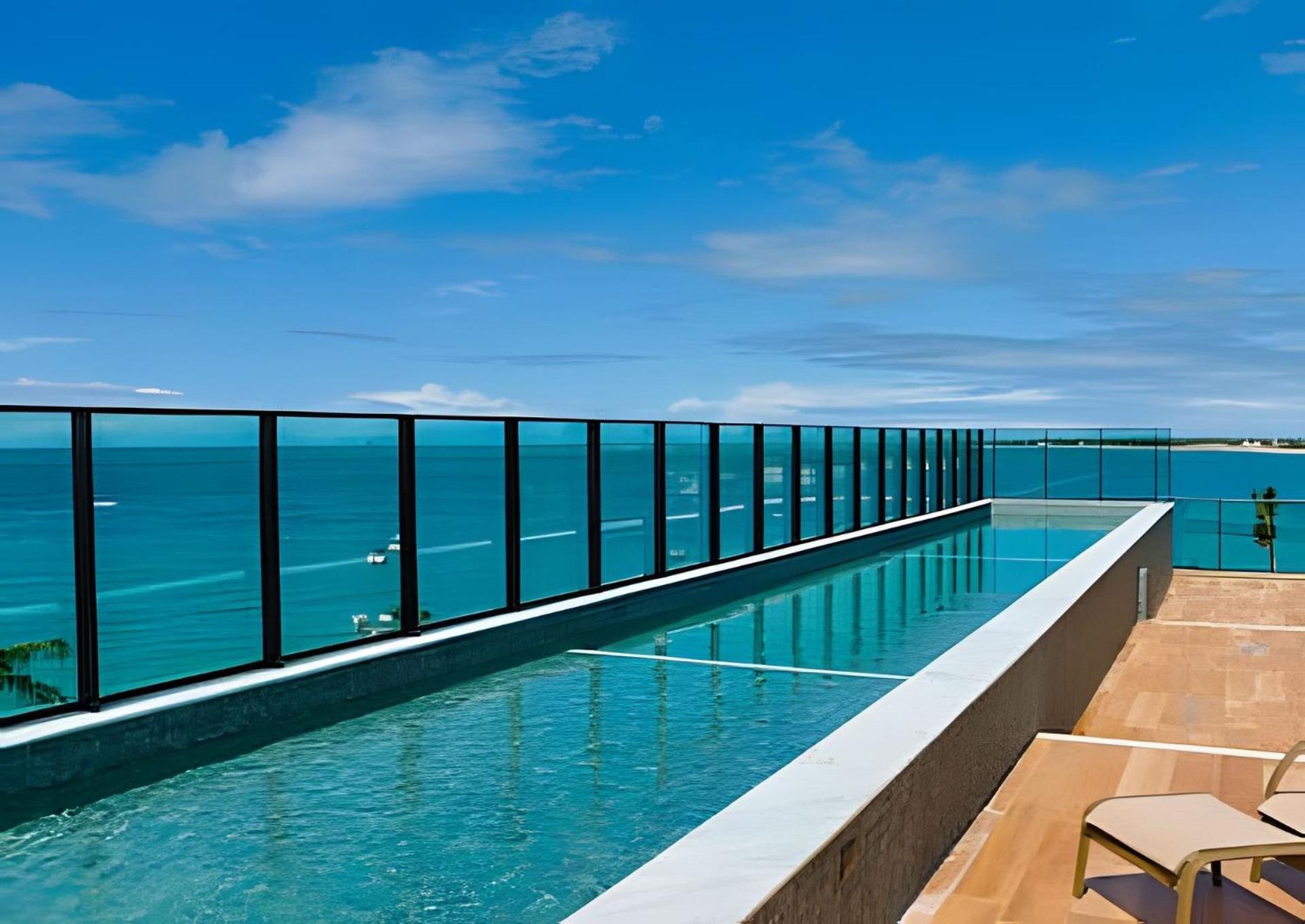 Beachfront flat at Porto de Galinhas beach, close to the natural pools.
