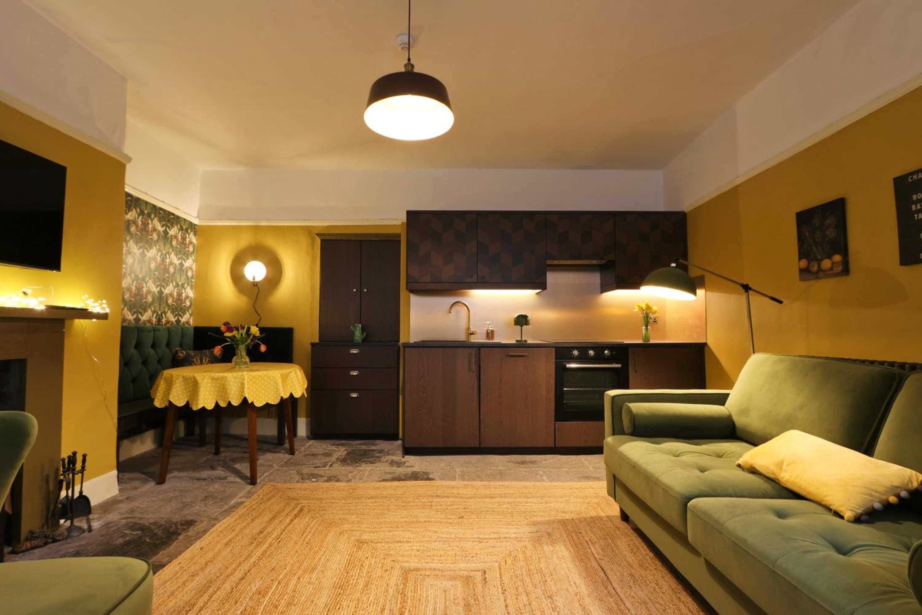 Two Bedroom flat in Caledonia Place view 4