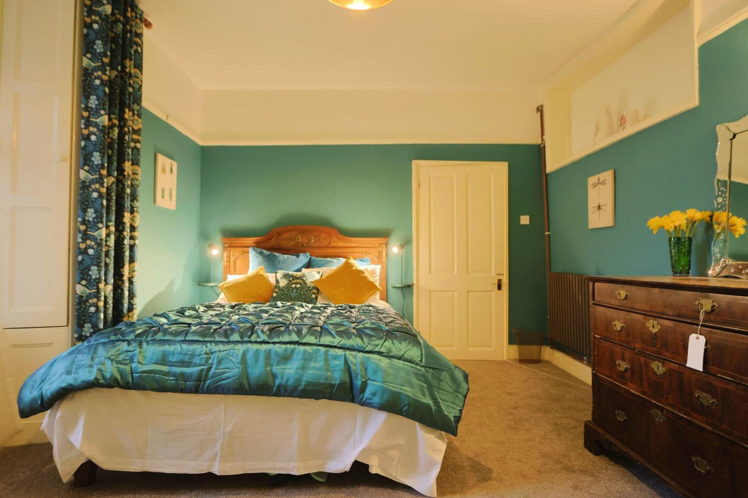Two Bedroom flat in Caledonia Place view 5