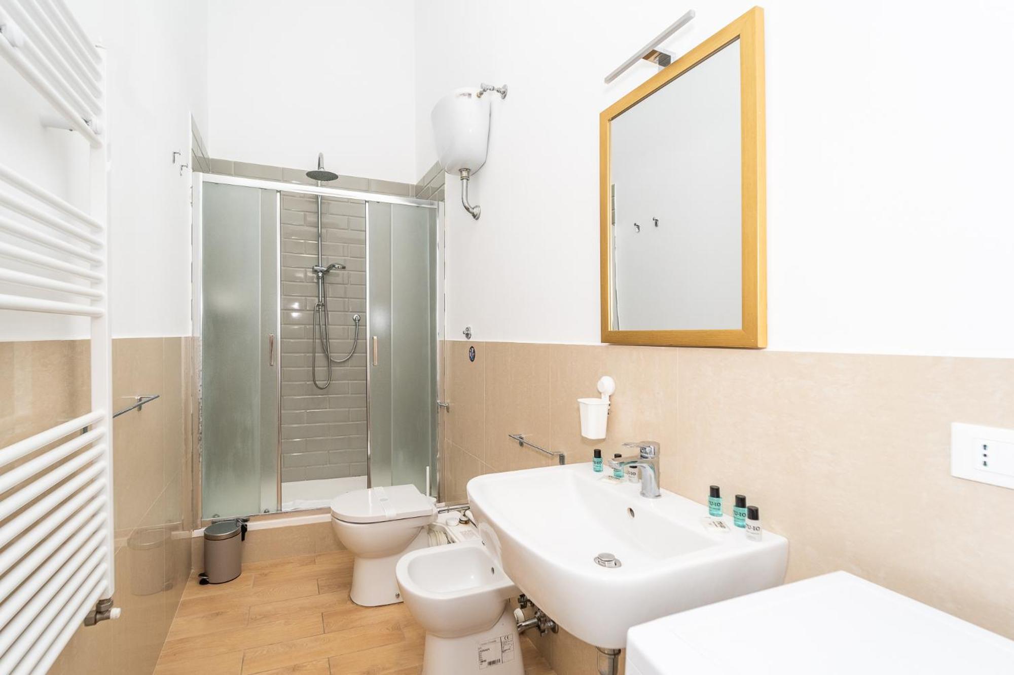 Home Smart Rent Appartamento nei pressi di Via Toledo 2 camere da letto