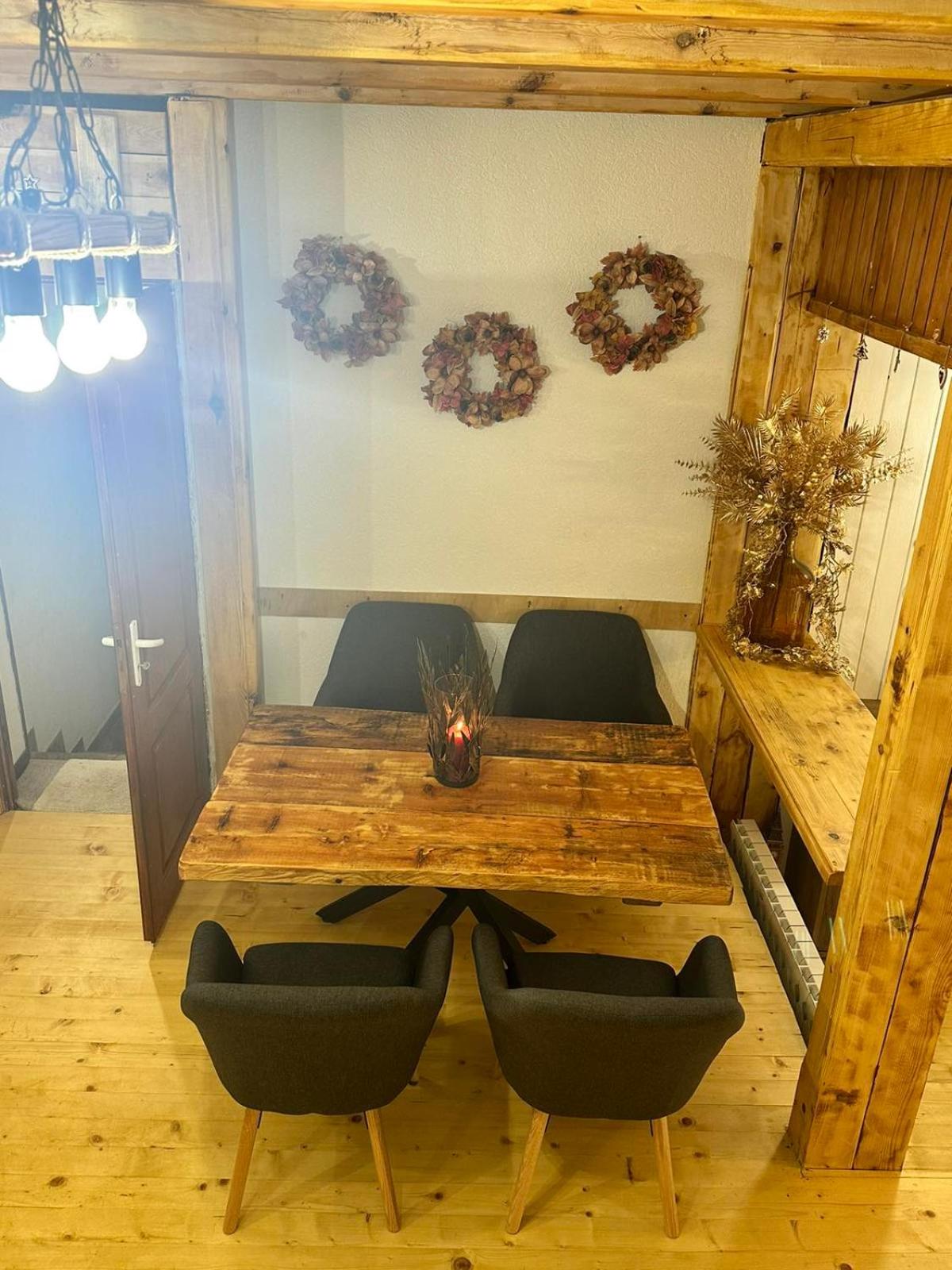 Villa Yarema Mountain Relax with Hot Jacuzzi & Sauna by BookVillaBG