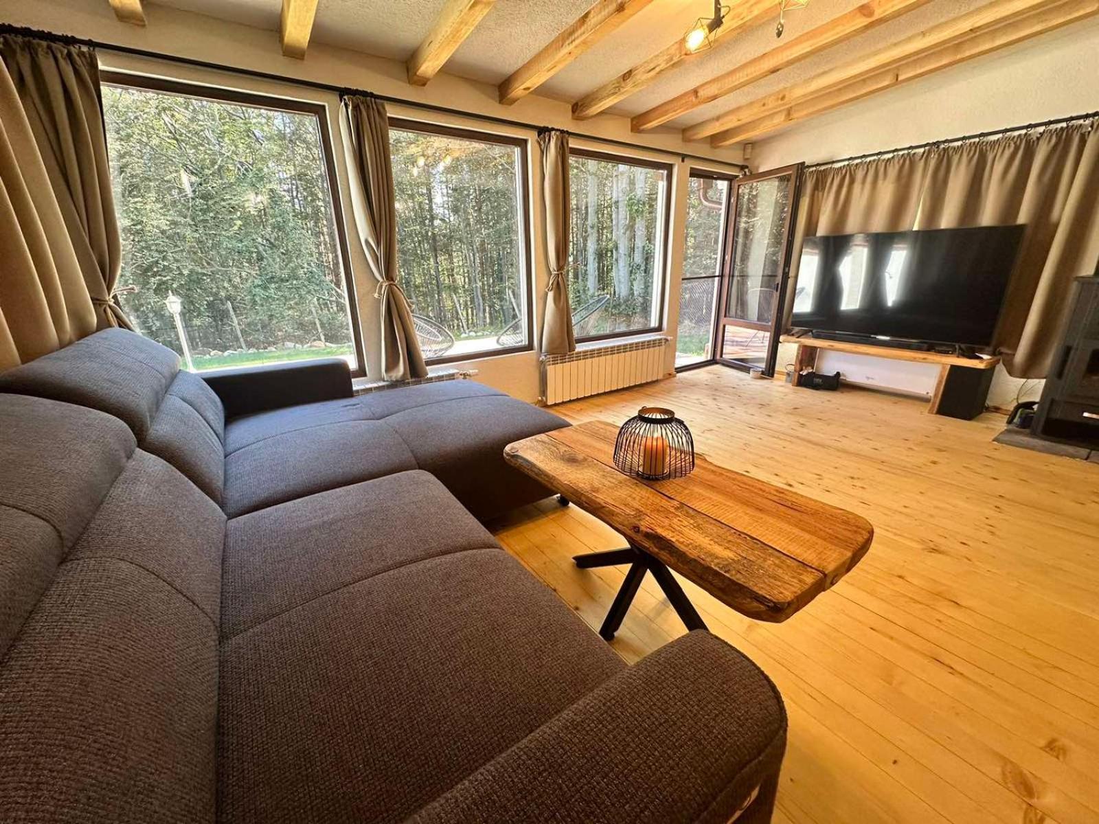 Villa Yarema Mountain Relax with Hot Jacuzzi & Sauna by BookVillaBG