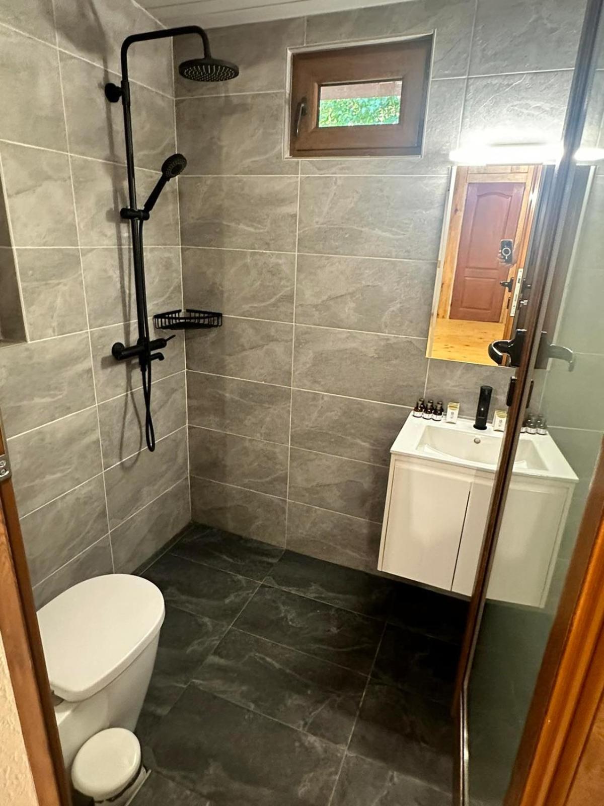 Villa Yarema Mountain Relax with Hot Jacuzzi & Sauna by BookVillaBG