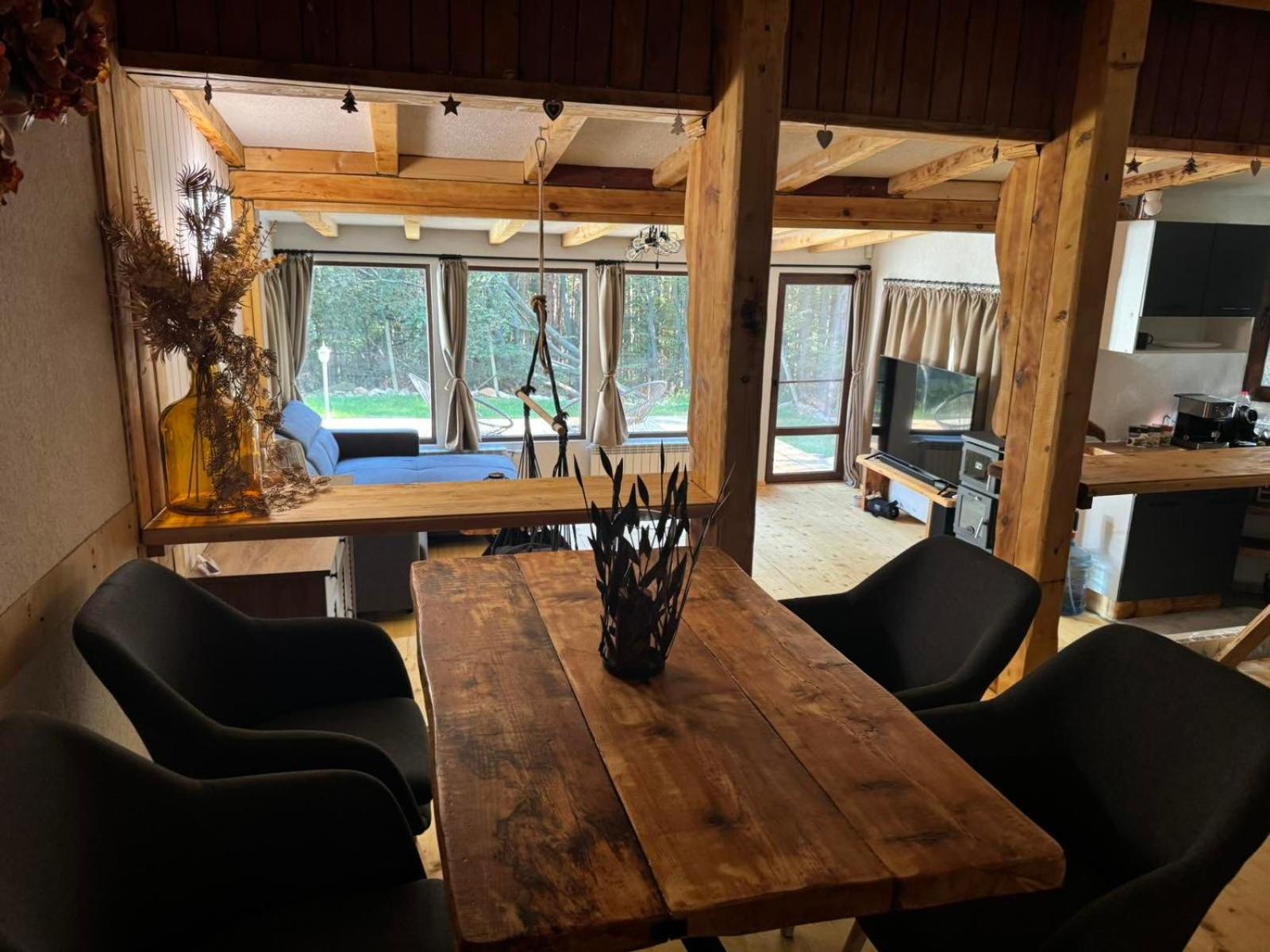 Villa Yarema Mountain Relax with Hot Jacuzzi & Sauna by BookVillaBG