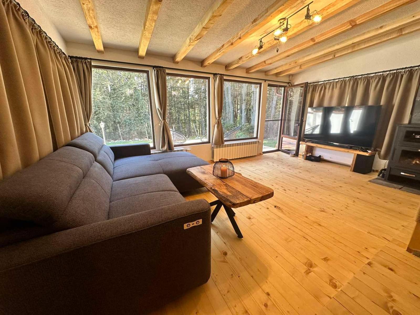 Villa Yarema Mountain Relax with Hot Jacuzzi & Sauna by BookVillaBG