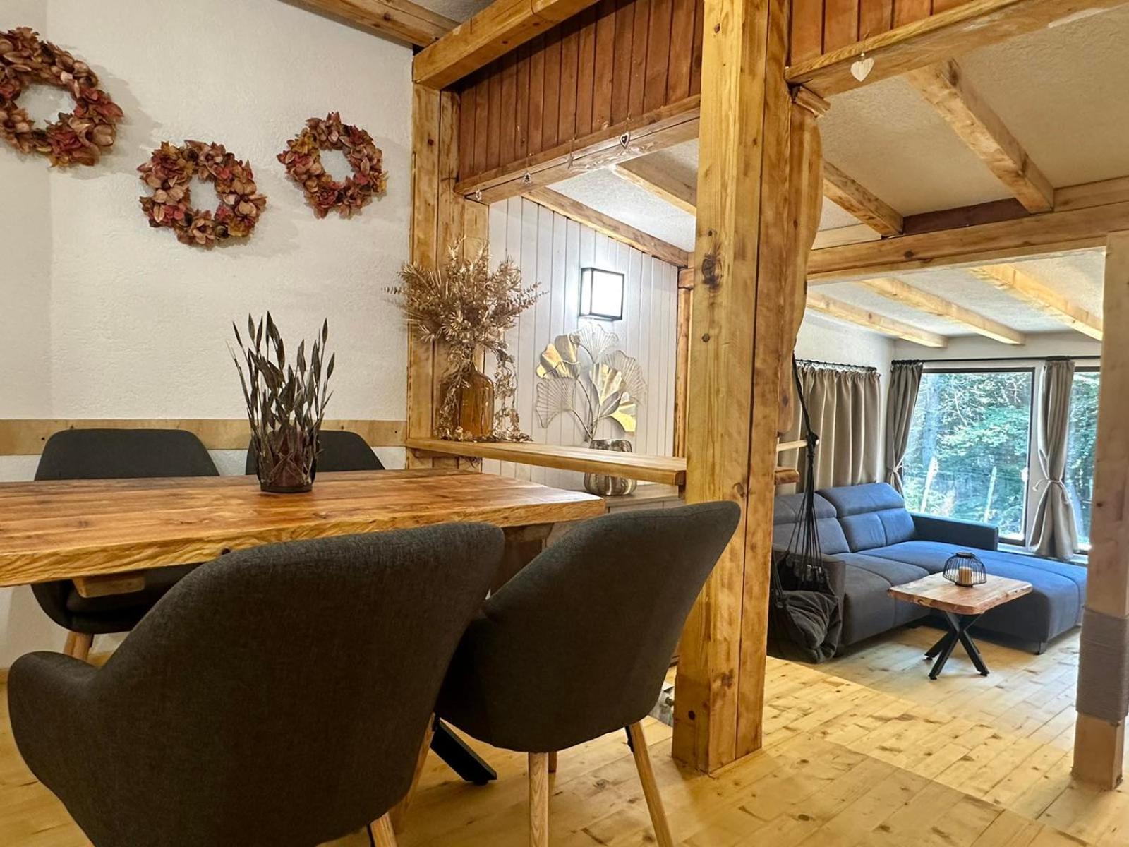 Villa Yarema Mountain Relax with Hot Jacuzzi & Sauna by BookVillaBG