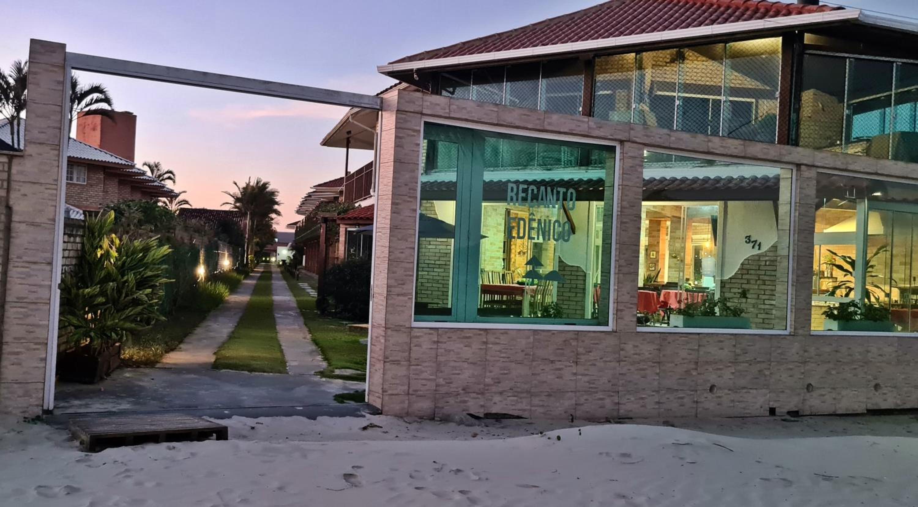 Pousada Recanto Edênico - à beira mar da Praia Ponta do Papagaio, Palhoça SC