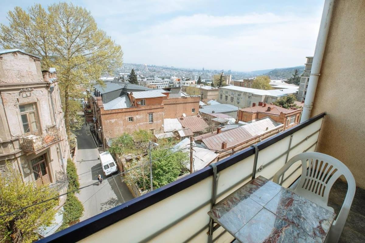 1BR apartment with balcony on Mtatsminda view 3