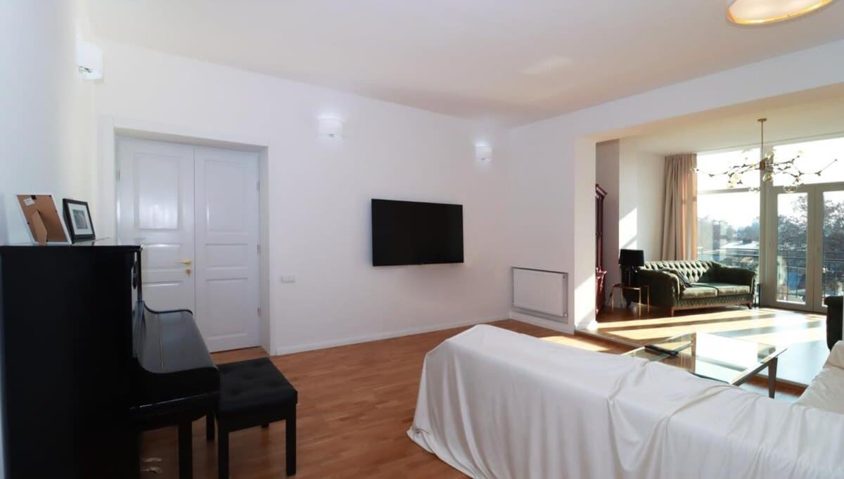 Stylish & Authentic 2BR Retreat in Central Tbilisi - Wehost view 3