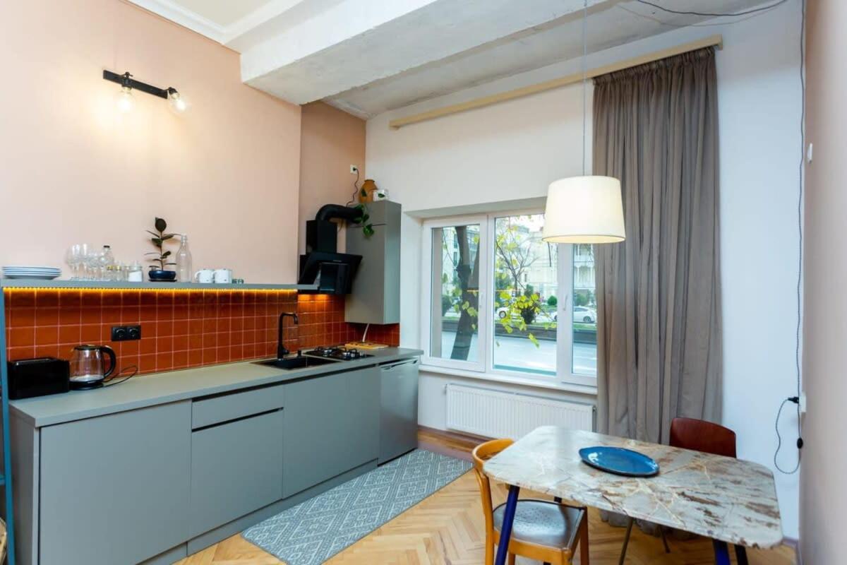 Spacious 1BR Apartment In The Heart of Tbilisi view 3