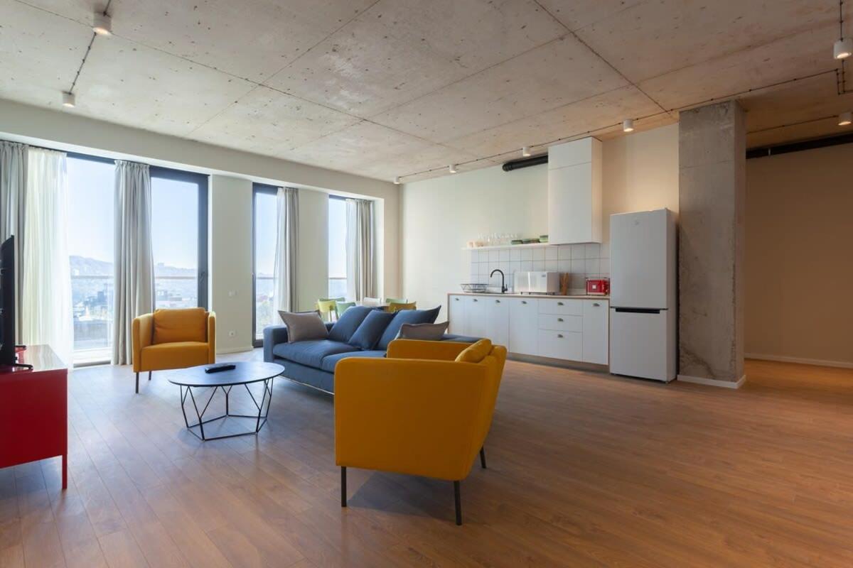 Spacious 3 BedroomR and 2 balcony Apartment in the city center view 3