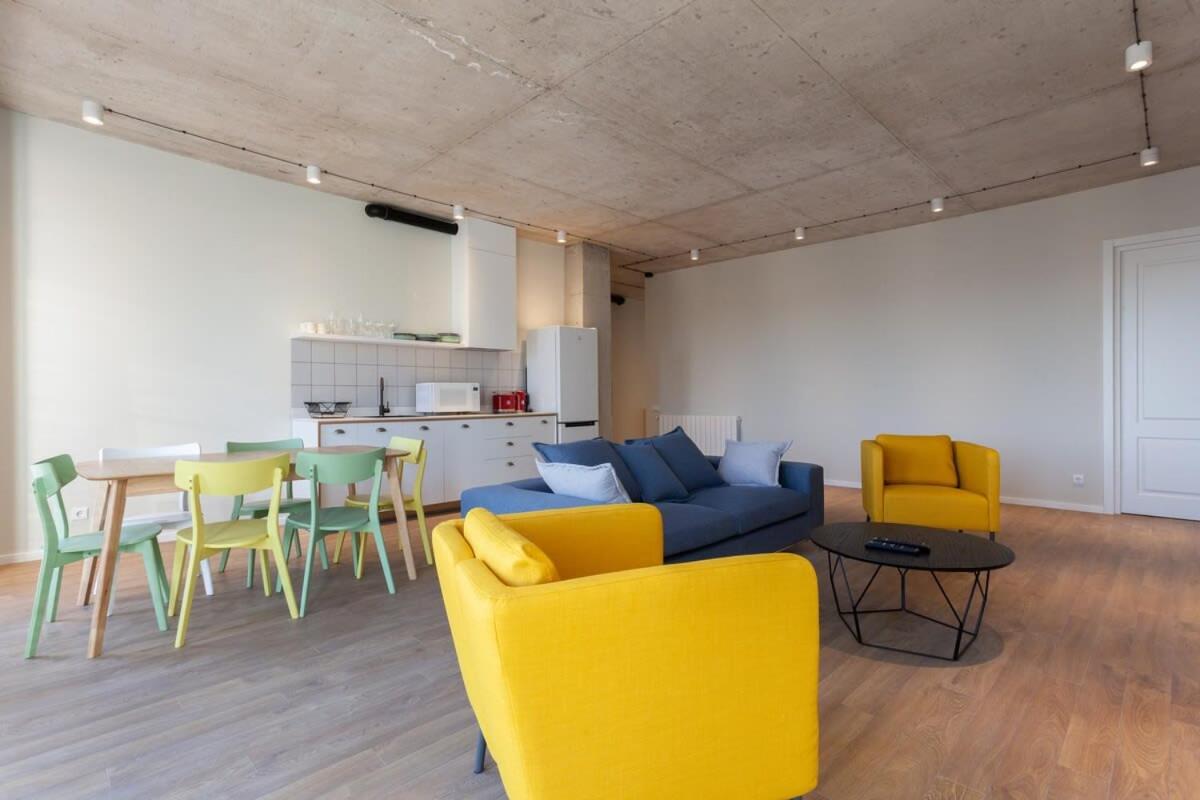 Spacious 3 BedroomR and 2 balcony Apartment in the city center view 2