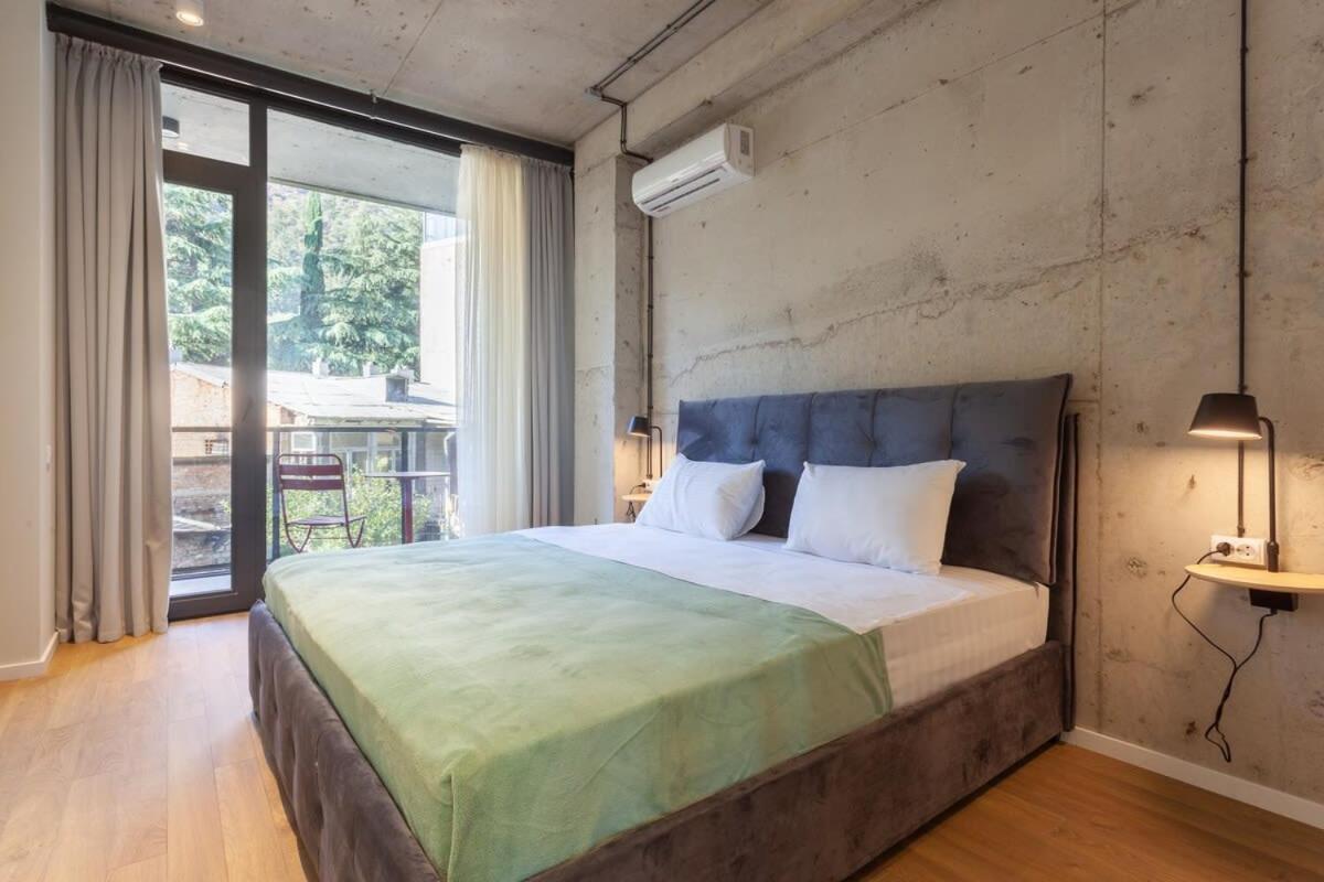Spacious 3 BedroomR and 2 balcony Apartment in the city center view 5