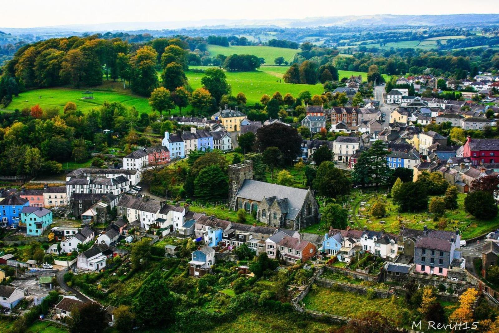 3 Bed Holiday Home in Llandeilo with log burner view 3