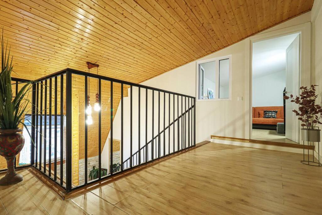 Cosy Central 2-BR Apartment-By Wehost view 4