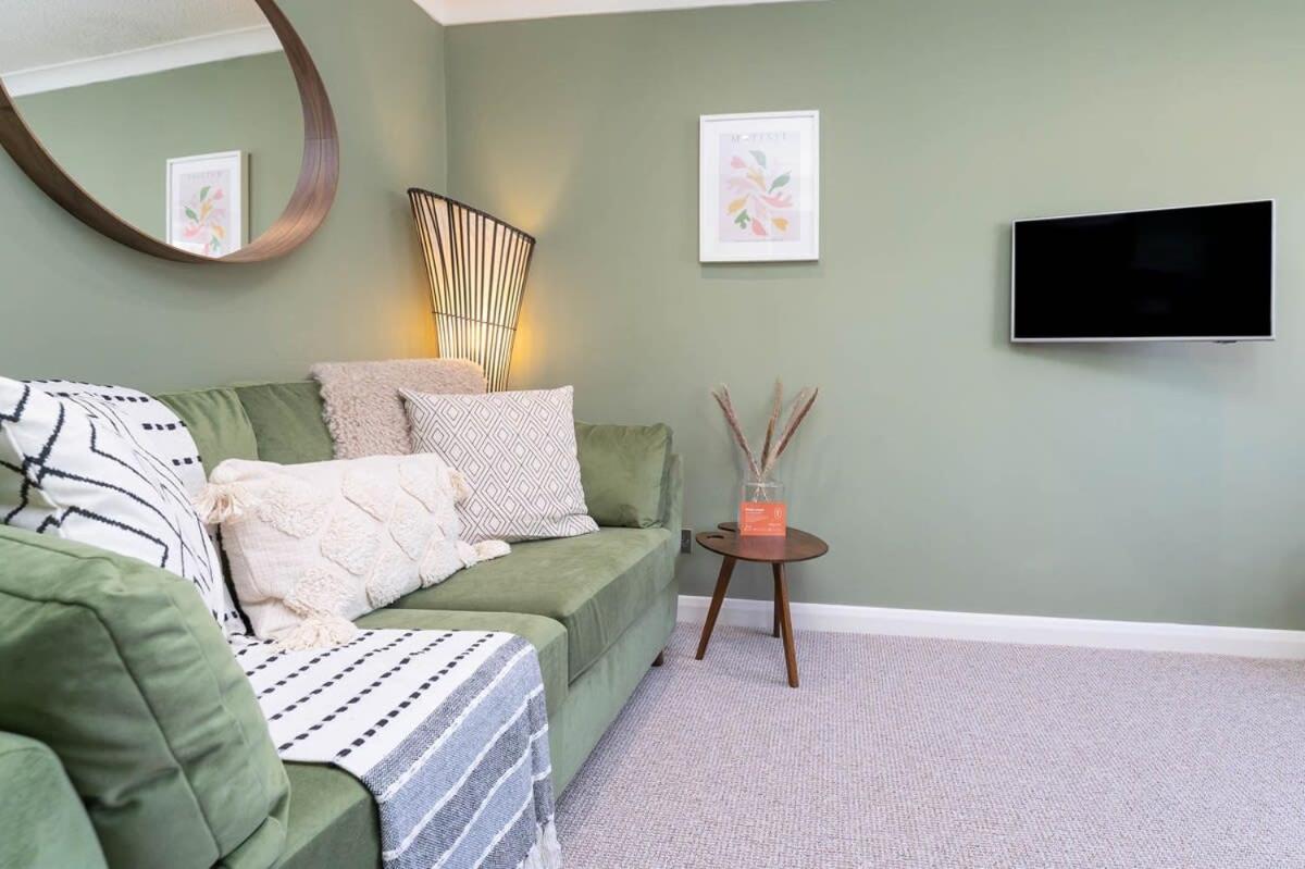 Host & Stay - Round Hill Apartment view 4
