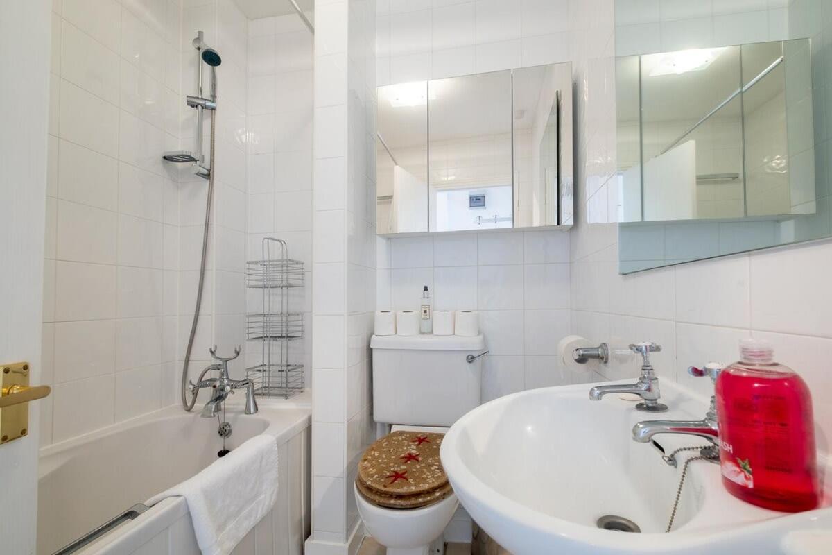 Host & Stay - Regency Square Apartment view 4