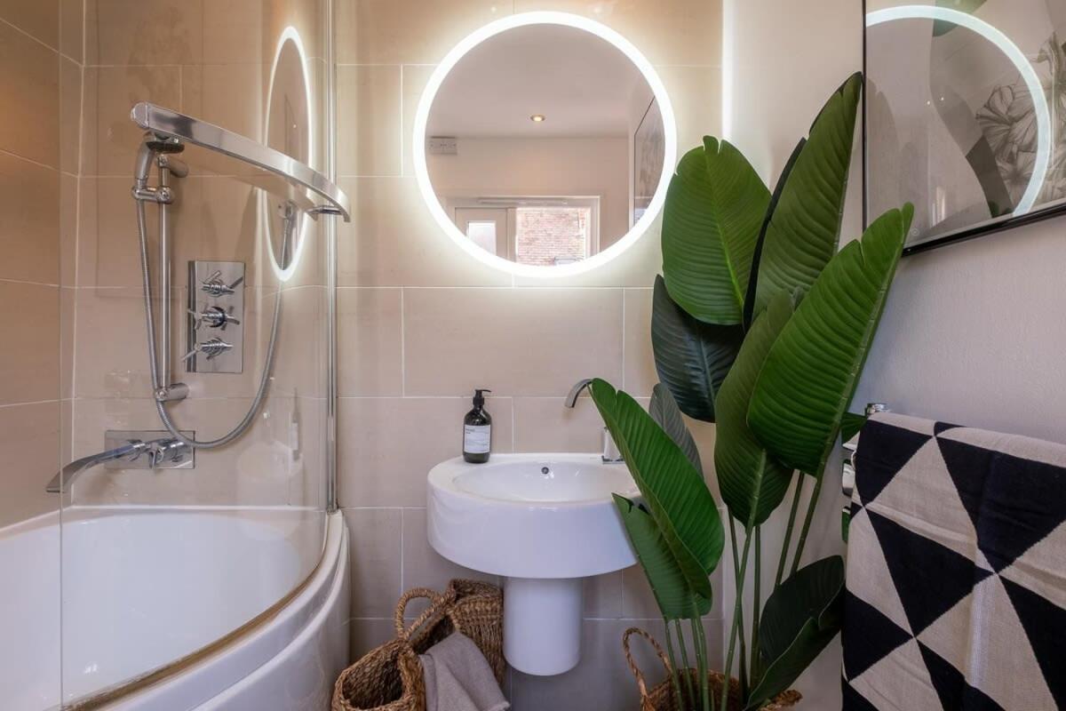 Host & Stay - The Brighton Breeze