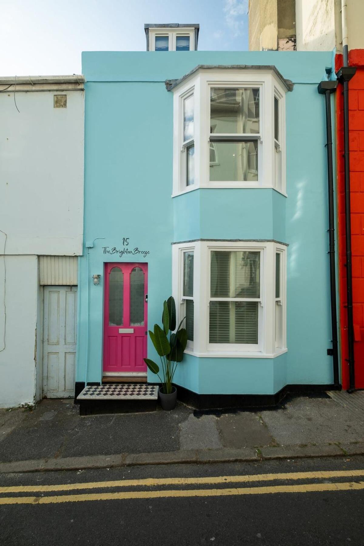 Host & Stay - The Brighton Breeze