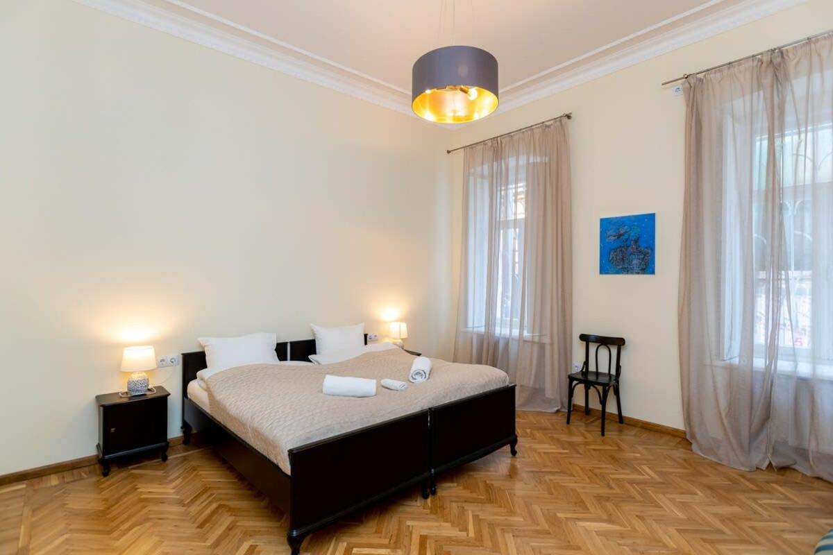 2-Bedroom Apt near Rustaveli & Melikishvili Avenues - By Wehost view 2