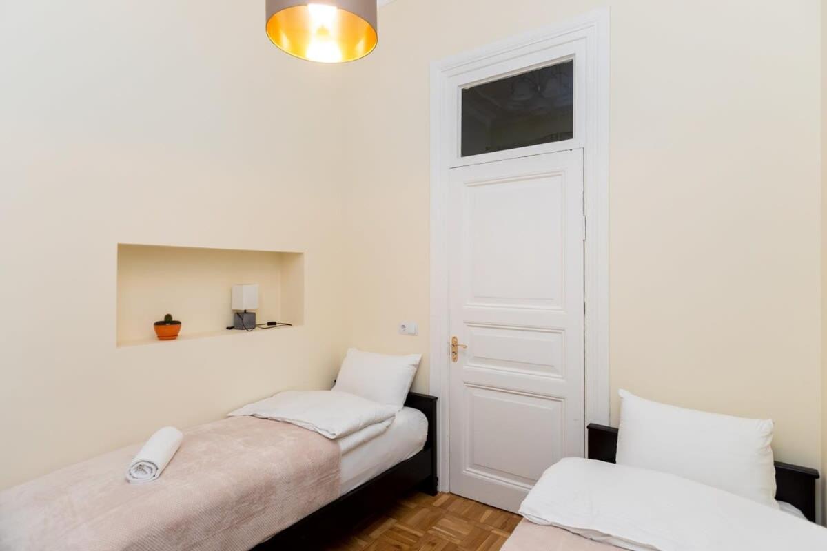 2-Bedroom Apt near Rustaveli & Melikishvili Avenues - By Wehost view 3