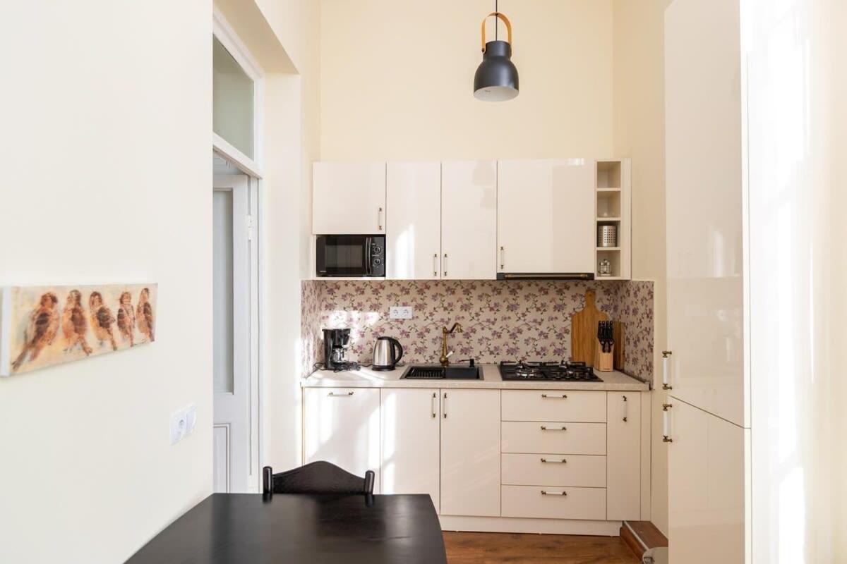 2-Bedroom Apt near Rustaveli & Melikishvili Avenues - By Wehost view 5