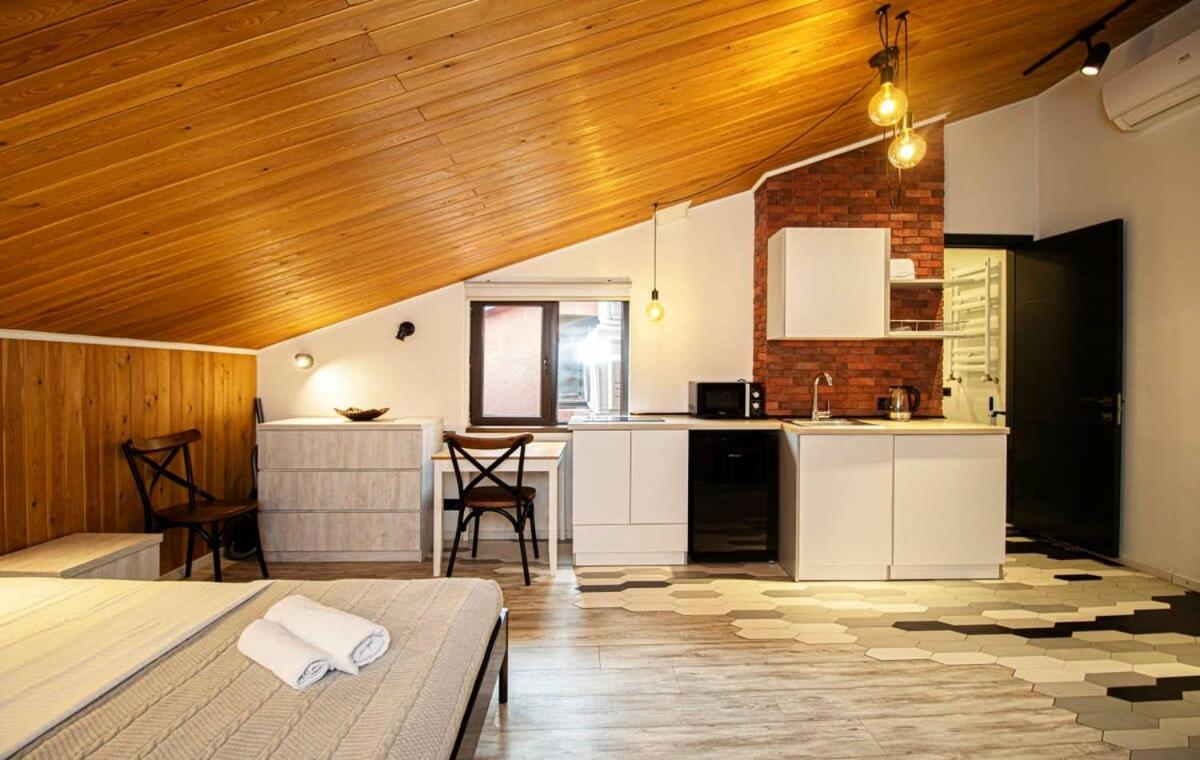 Top Location Cozy Wooden Ceiling Apt - by Wehost view 2