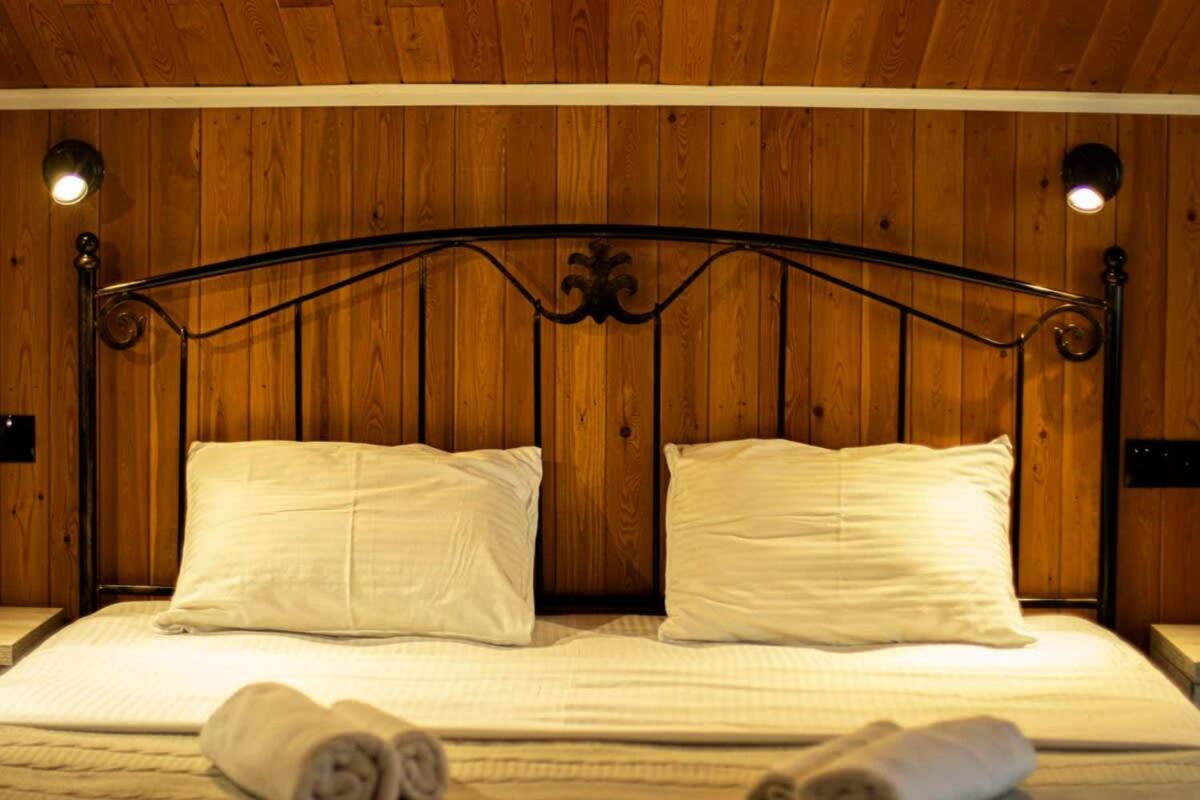 Top Location Cozy Wooden Ceiling Apt - by Wehost view 4
