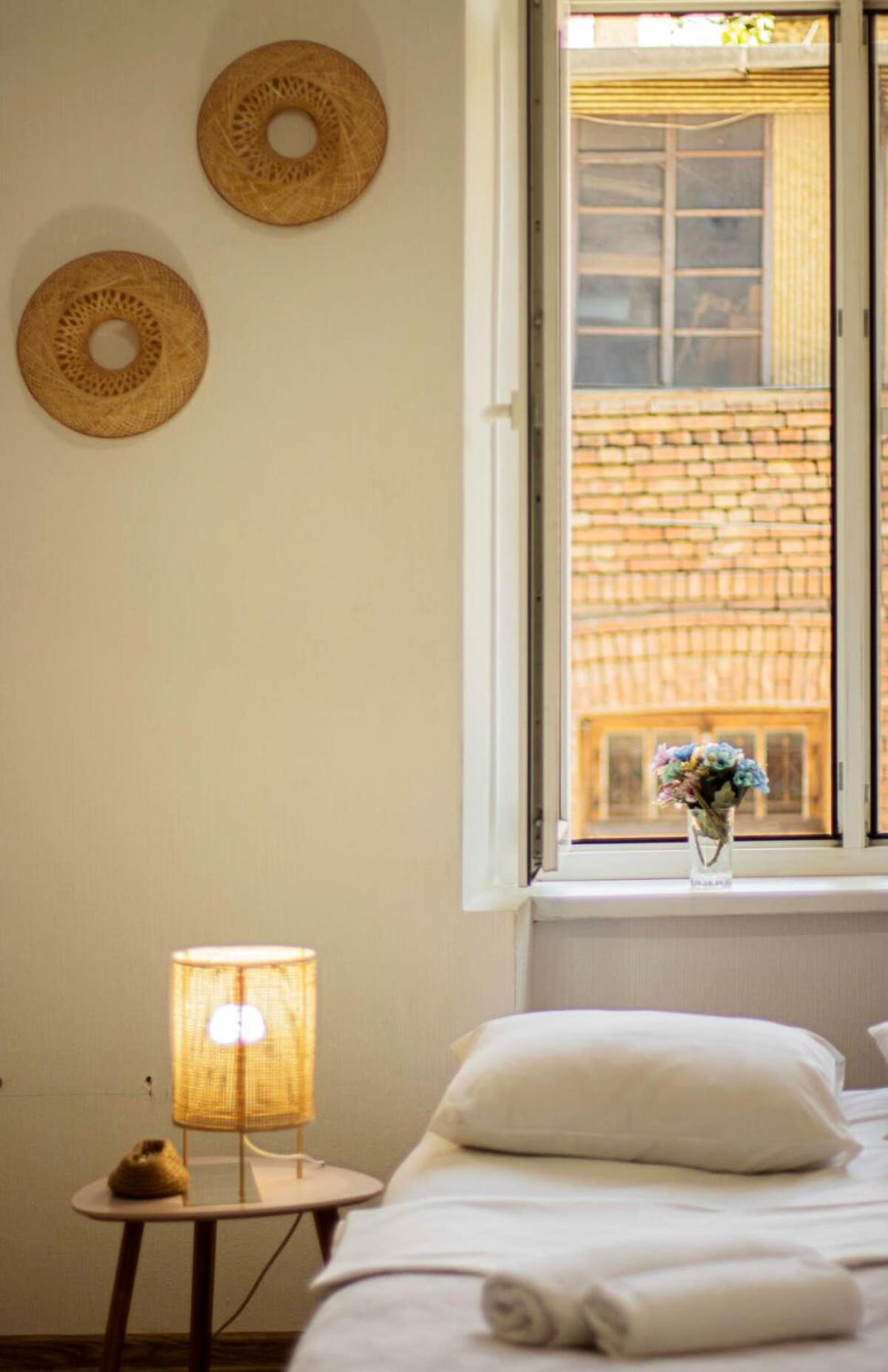 Cozy Studio Apartment In the Center - By Wehost view 3