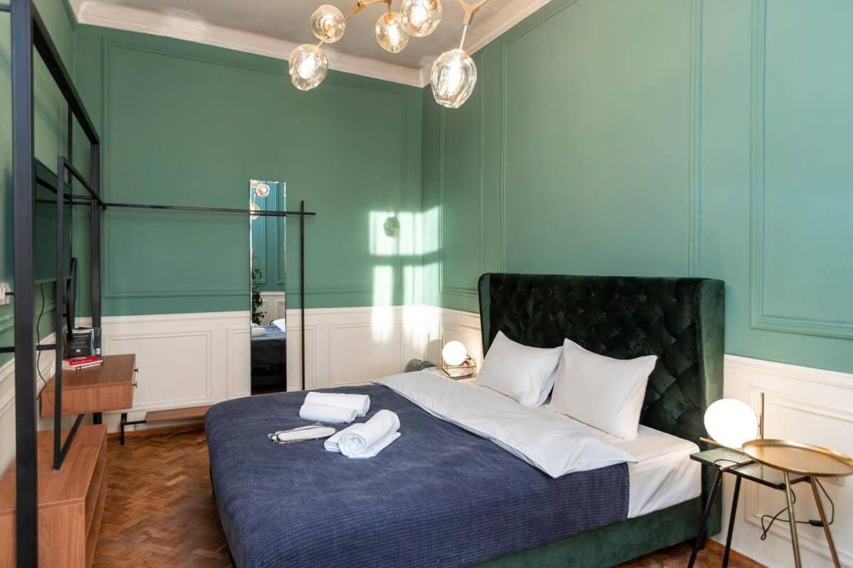 Luminous and stylish 2BR apt in the city center view 2