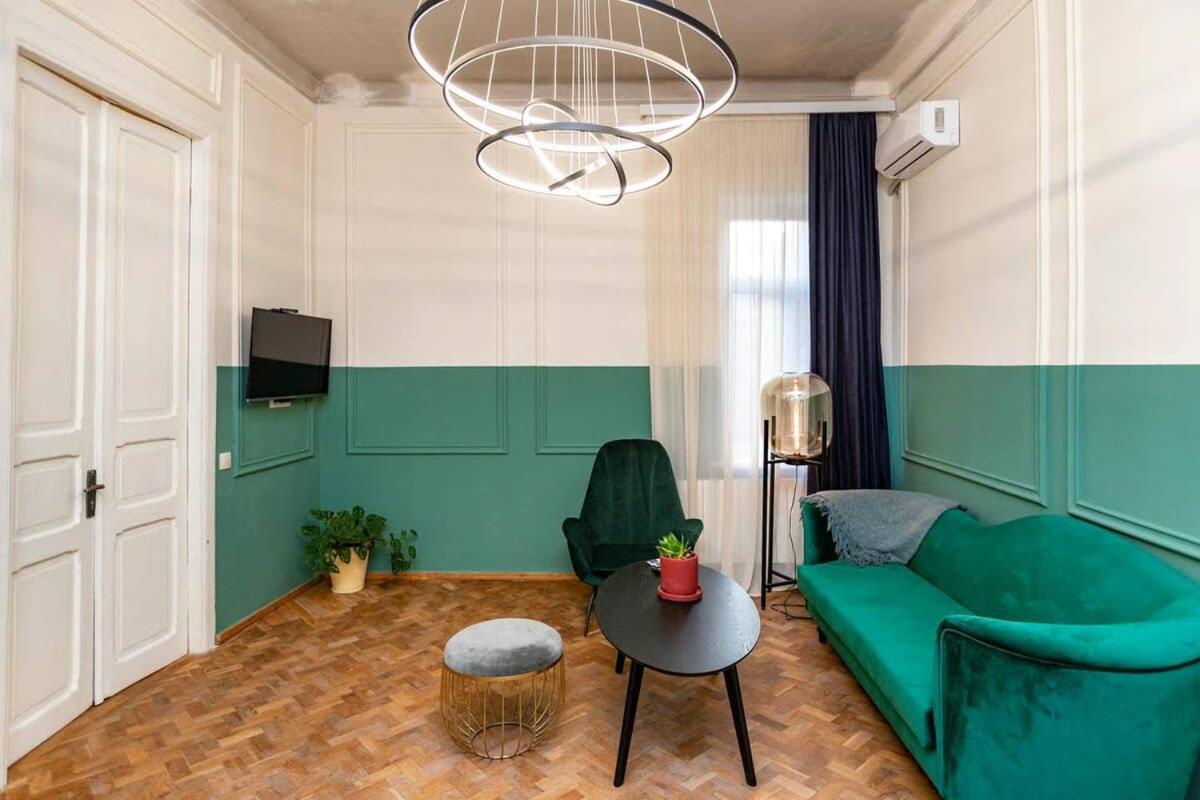 Luminous and stylish 2BR apt in the city center view 3