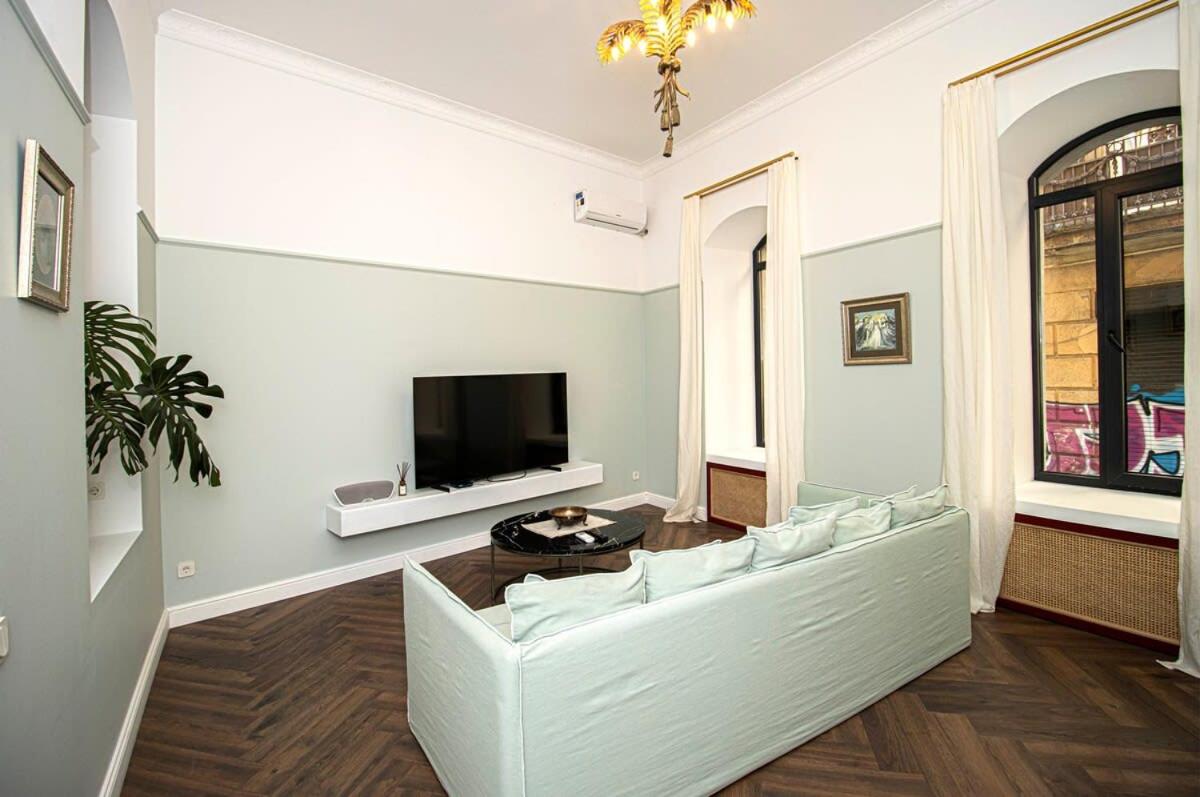 Chic 1BR Sololaki Center Retreat - By Wehost view 5